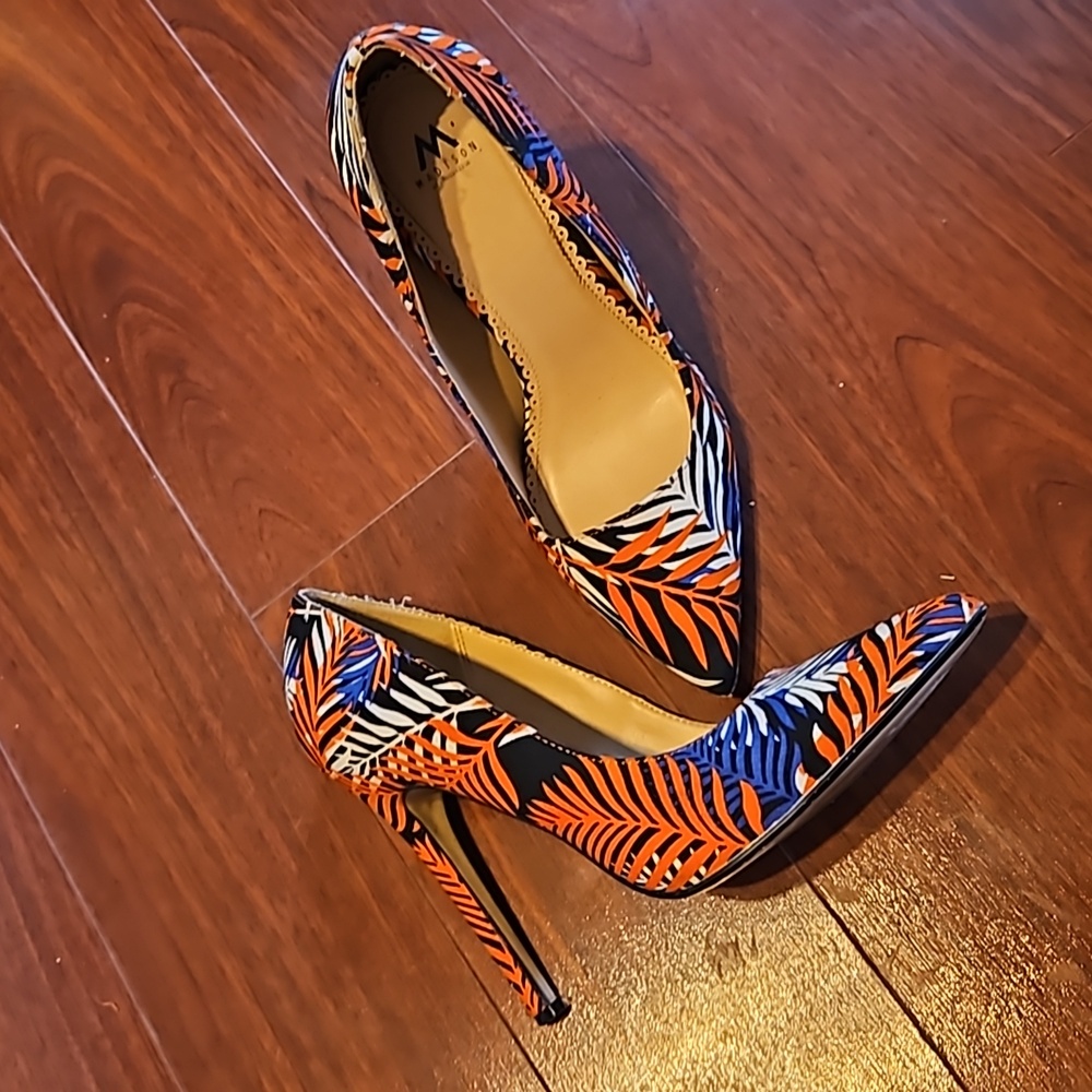 Size 10 leaf print pumps